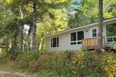 Image de Peaceful cozy cottage next to Welshtown Lake with fire bit in the back yard.