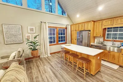 Image de Heron's Loft! Beautiful 2-bedroom house in Sylva, above the Tuck and near Wcu!