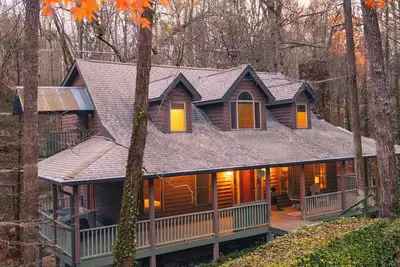 Image de New 3 bedroom Family Friendly! Hot Tub, Game Room, Easy Roads, Mountain Stream