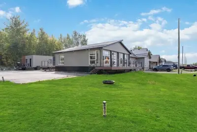 Image de Modern Home and guest house in peaceful location.