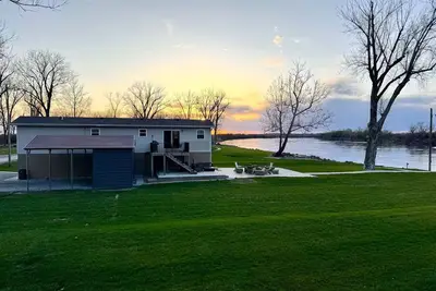 Image de Relaxing Riverfront 2 Bedroom 1 Bathroom Home