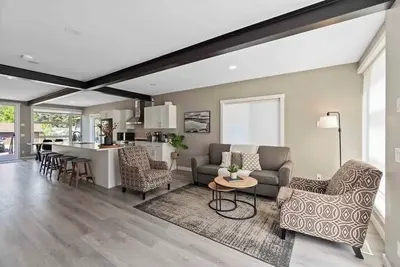 Image de Modern Lakehouse and Guest home with Partial Lake View