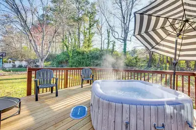 Image de 18 Mi to Downtown Atlanta: Quiet Home w/ Fire Pit