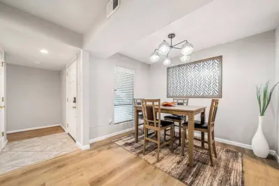 Image de Charming 2-bedroom Minutes From the City on Providence Road 5026 Sardis Rd, F