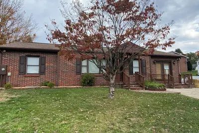 Newly renovated 3-bedroom house in Marion with pool, private fenced in backyard