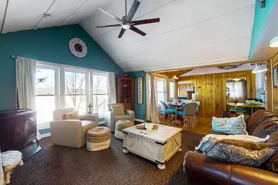 Image de Waterfront retreat with stunning views, dock access and washer/dryer