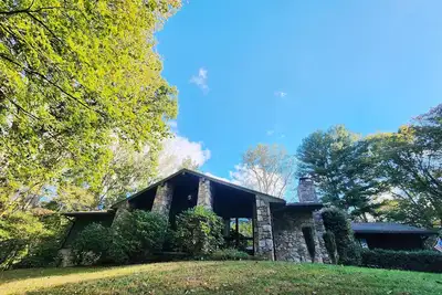 Image de Dog-friendly mountain home with large deck and stunning mountain views