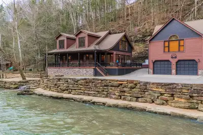 Image de Water Front home with Hot Tub