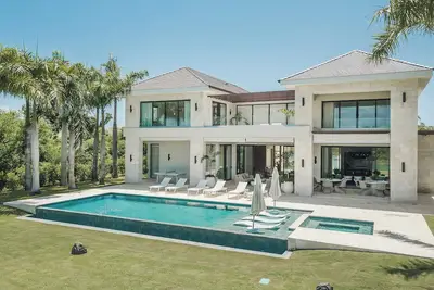 Image de Mangle 15 - Stunning brand new lake front villa