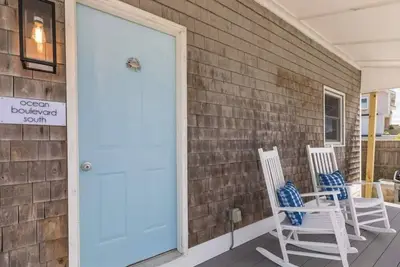 Image de Entire Ocean Boulevard property, steps to beach!