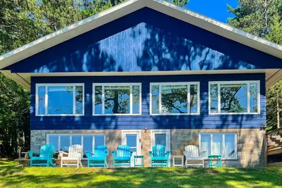 Image de Lakefront Lodge w/ 2 additional cabins, private dock, firepit, kayak & hammock