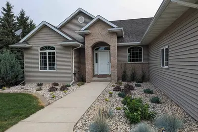 Image de 4-bedroom house in peaceful Omro with Ac, WiFi. Enjoy a relaxing stay!