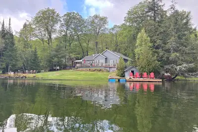 Image de Lakehouse on beautiful Tait Lake in the wonderful town of Bancroft.