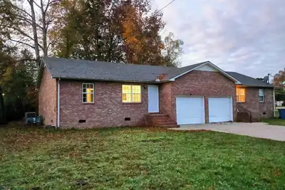 Image de 2-bedroom house in lovely Manchester Tn; Easy Access to Bonnaroo Festival 2025