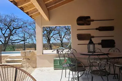Image de Grand gîte en pierre en pleine nature pour 12 personnes, piscine et boulodrome.