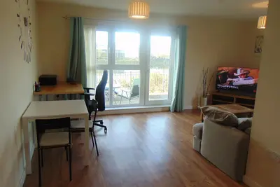 Image de Stylish Riverside 1-Bed Flat with Bathtub & River Clyde Views – Glasgow