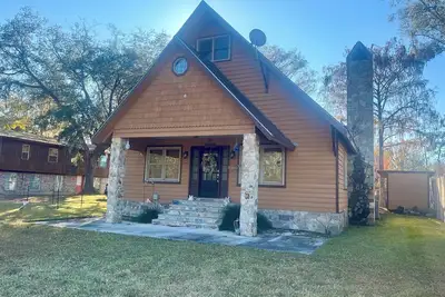 Image de Charming 3-bedroom home that sits on the water of the St Mary’s River.