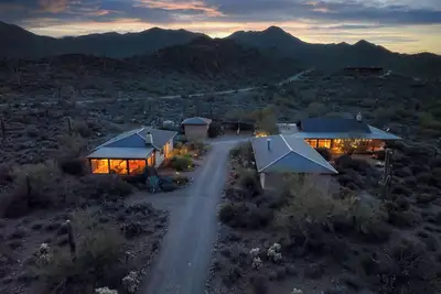 Image de Straw bale eco-luxe house + guesthouse on 3+ acres 20 minutes to downtown Tucson