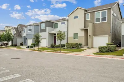 Image de Private Pool, Mins to Hospitals, Parks & 6th St.