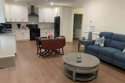 Image de Charming 1-bedroom cottage with Ac, WiFi in peaceful gated Community in Savannah