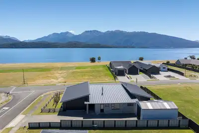 Image de Lakeside Luxury – Spacious 4br Retreat Across from the Lake with Stunning Views