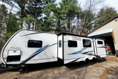 Image de Lakefront Two-Bedroom Cottage on Camp Lake – Sparta, Michigan