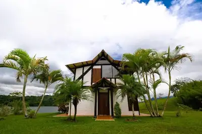 Image de Lovely 3-bedroom chalet in Calima Lake waterfront with private deck