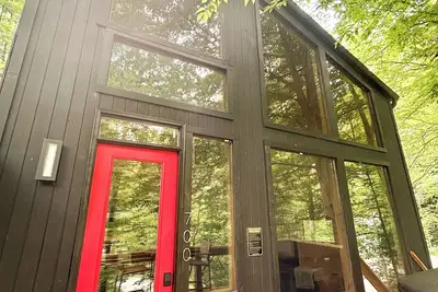 Image de Scandanavian Cabin-Hot Tub-Ev Charger-Fire Pit-Close to All Rrg Action