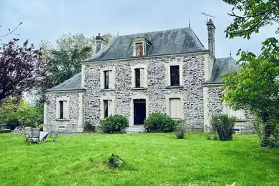 Image de Large family farmhouse in tranquil setting