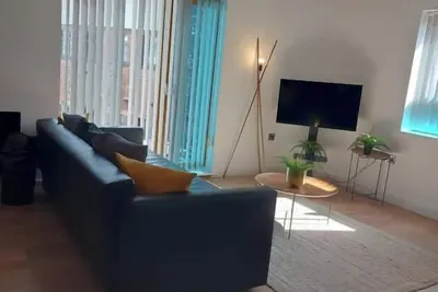 Image de Modern 2-Bed Apartment -12 Min Walk to Centre