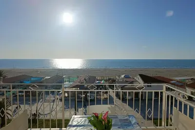 Image de Elegant and modern seafront flat in Lido di Camaiore, located on the 4th floor with lift, perfect for a relaxing and comfortable holiday. The flat boasts a large terrace with sea view, equipped with an awning and dining table, ideal for enjoying panorami