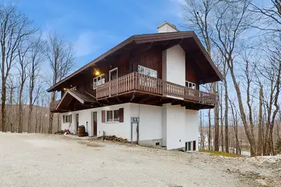 Image de Cozy 1970's retro ski duplex w/ mountain views, balcony, Tv, wifi, w/d, kitchen