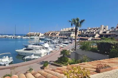 Superbe T4 refait à neuf avec vue port