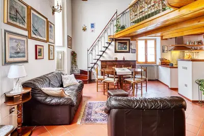 Image de Charming loft apartment of about 80 square meters, able to accommodate up to 5 people, located on the first floor of a period building (No elevator - several external and internal steps). The property is located within the historic center of Perugia; a fe