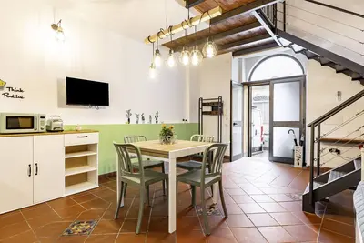 Image de Charming detached house on two floors of about 70 square meters, suitable for 4 people, located on the ground floor (two steps to access). It is located in a strategic point being only 300m from the train, bus and metro station allowing you to easily reac