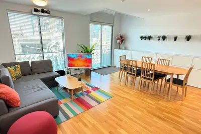 Image de 2-Level City Retreat 100m2 w/ Parking | + Workspace right in the Cbd