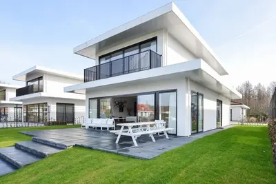 Image de Villa de luxe au bord de l'eau avec embarcadère