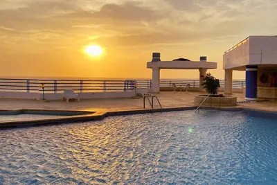 Image de appartement calme à un pâté de maisons de la plage