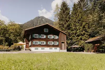 Une oasis de verdure avec vue majestueuse sur la montagne