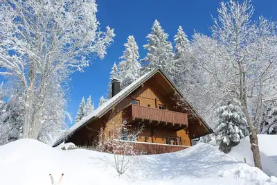 Image de Maison de vacances 'John-b Lodge' avec vue sur les montagnes, terrasse privée et Wi-Fi