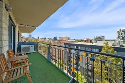 Image de 64 Sweeping Views EastPerth 2br Pool+Pkg