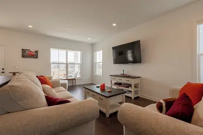 Image de Modern 3br townhome w/ stylish decor, balcony, laundry, & workspace near Vt & downtown.