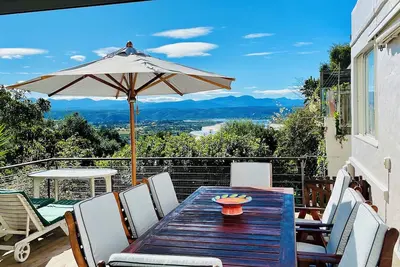 Image de Elevated 6‑Bed Sea & Mountain Villa w/ Ac, WiFi & Flatlet – 3 min to Plett Town