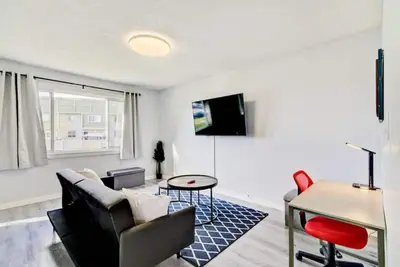 Image de Newly Renovated 2Bed by Nose Hill Parking FirePit