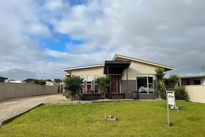 Image de Jestalong House- Available from 21st Jan - Pet Friendly Outside - 4 De Guichen Dr