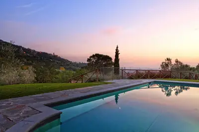 A stylish Tuscan cottage for four people with stunning views over the valley and Cortona