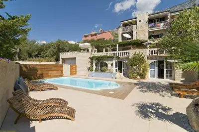 Cosy family aprtment next to the pool only 10 min walk to beutifull pebble beach