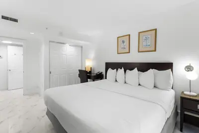 Image de Cozy Bayfront Condo: Full Kitchen & Pool Access