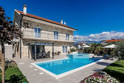 Image de Superbe maison de 6 chambres à Sinj