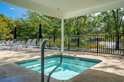 Image de Pool, Hottub, Pickleball, Sauna, Games & More